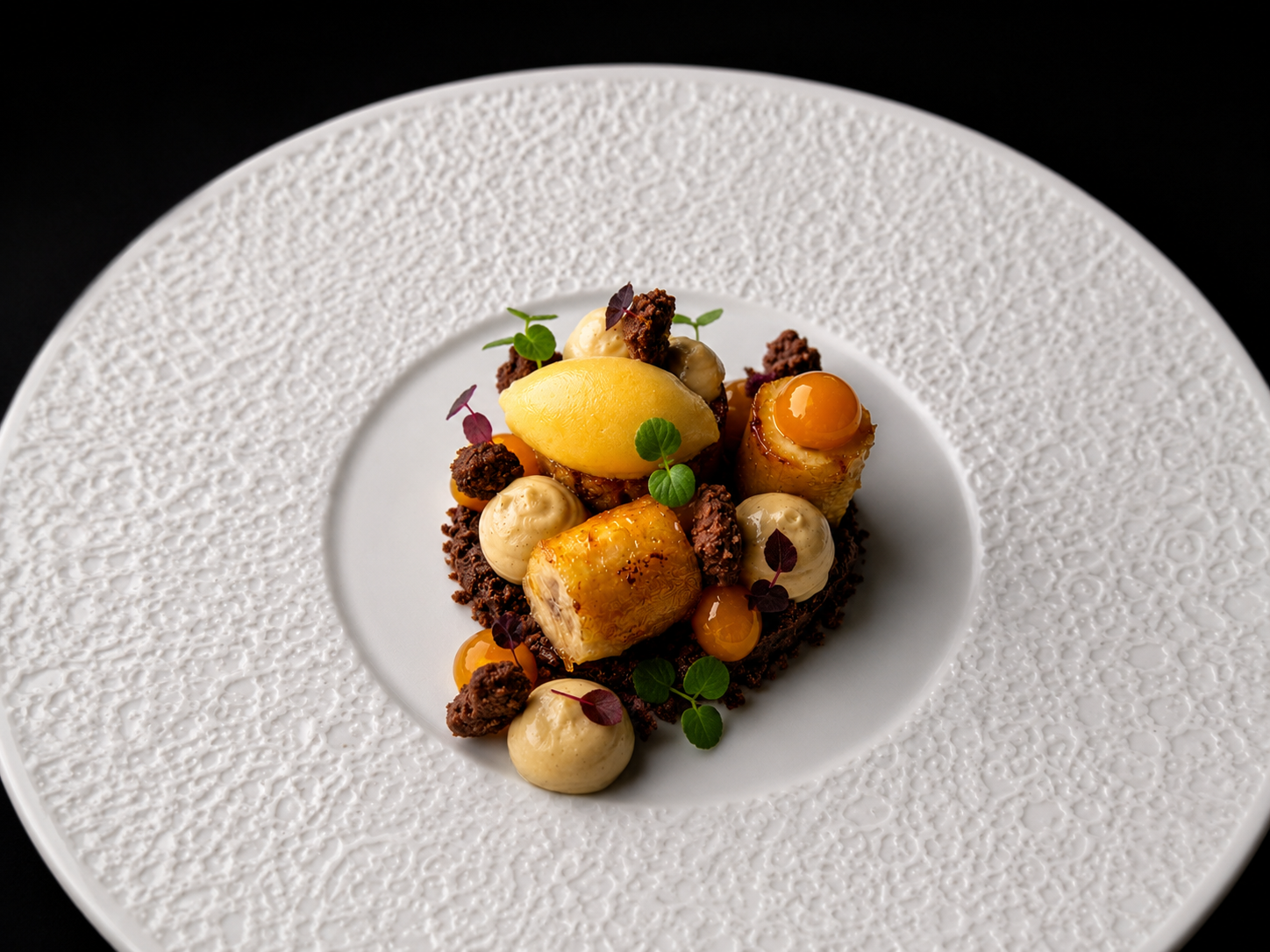 Dessert mit gelber Komponente auf weißem Teller